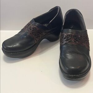 Ariat Tambour leather Women's Black clogs with a brown laser-cut overlay 
Sz 8.5